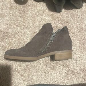 Brown universal thread booties size 7 excellent condition